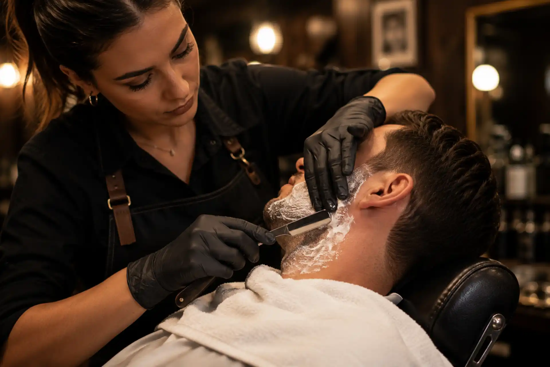Rasage au coupe-chou dans l'espace barbier du Salon Mickael Roman