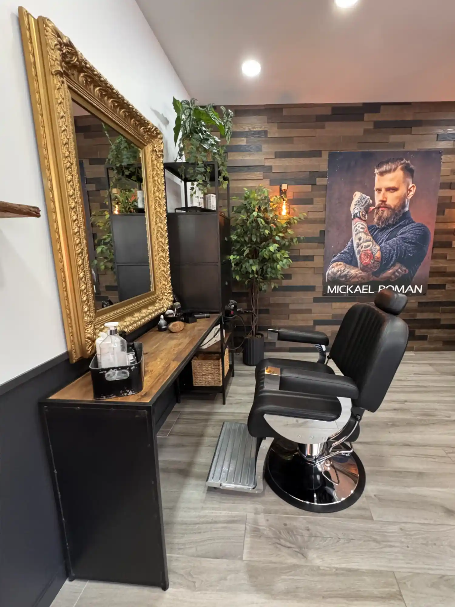Alycia, barbière du Salon Mickael Roman à Vayres, rasage au coupe-chou et entretien de barbe