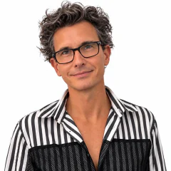 Edouard, coloriste visagiste au Salon Mickael Roman