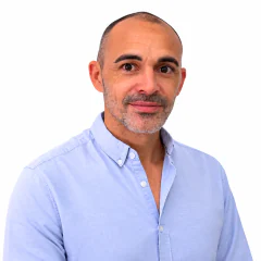 Romain, fondateur et coiffeur visagiste au Salon Mickael Roman